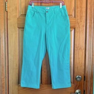 Women’s size 8 Cherokee sea green capri length jeans